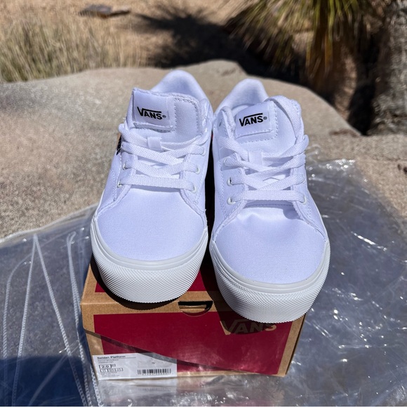 ⬇️VANS NWT Kids Canvas Sneakers Size US MISSY 2.0 White W/Black Seldan Platform - Picture 4 of 8